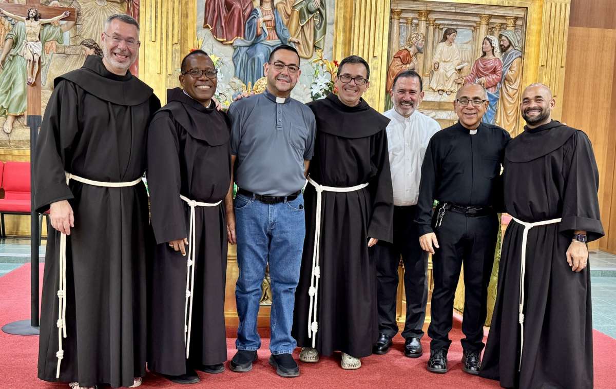 From left to right: Vicar Provincial Br. Erick López, OFM; incoming pastor Br. Jit Manuel Castillo De La Cruz, OFM; outgoing pastor Fr. Moisés Ríos Ruiz; guardian Br. Eddie Caros Morales, OFM, and his brother Fr. Jorge Luis Caro Morales, who serves in the Diocese of Mayagüez; Msgr. Humberto López Bonilla, General Vicar for the diocese; and Br. Lisbany Pérez González, OFM. (Photo courtesy of Br. Erick López, OFM)