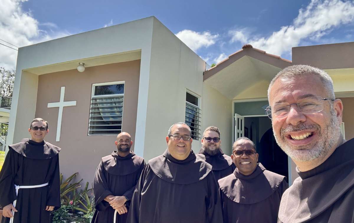 The friars pose for a selfie outside of the new friary. From left to right: Brothers Eddie Caro Morales, OFM, Lisbany Pérez González, OFM, Gerardo Vergas Cruz, OFM, Junior Casas, OFM, Jit Manuel Castillo, OFM, and Erick López, OFM. (Photo courtesy of Br. Erick López, OFM)