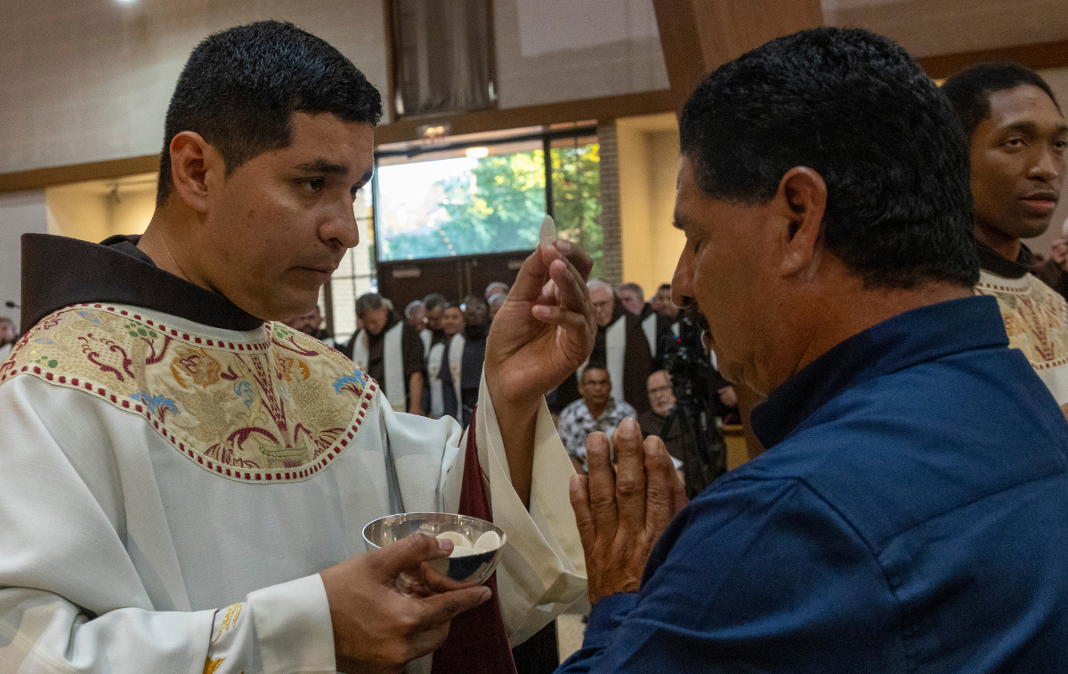 Br. Noé Alfaro Casas, OFM, distributes his first Holy Communion as a priest. Family members were the first to receive communion from the newly ordained. (Photo courtesy of Br. Octavio Duran, OFM)