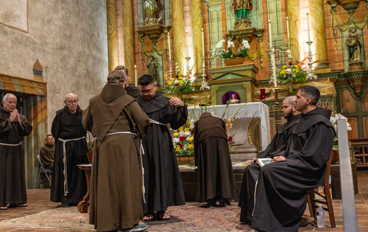 Br. Ricky Ferrer, OFM, receives the knotted cord of the Franciscans. The three knots represent the vows of poverty, chastity and obedience. (Photo by Br. Octavio Duran, OFM)
