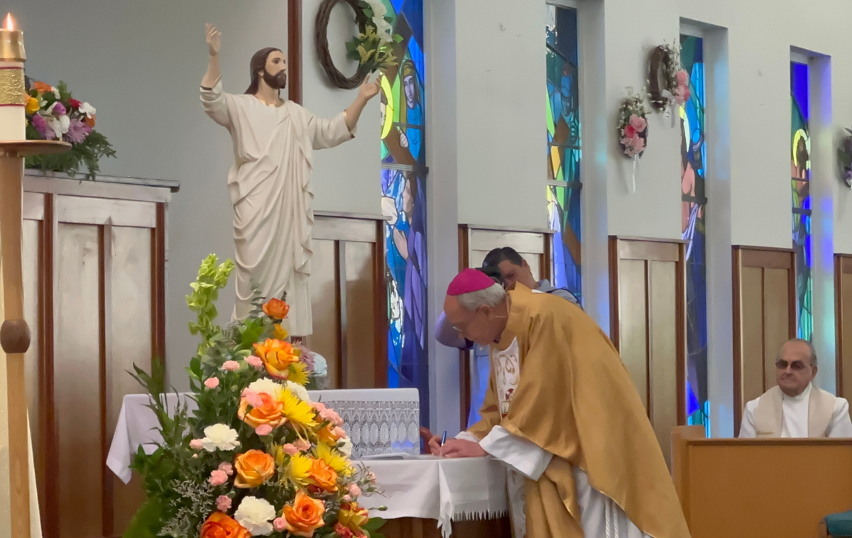El Paso Bishop Mark Seitz signs a letter implementing the diocese’s Laudato Si’ Five Year Action Plan. (Photo courtesy of Br. Ignatius Harding, OFM)