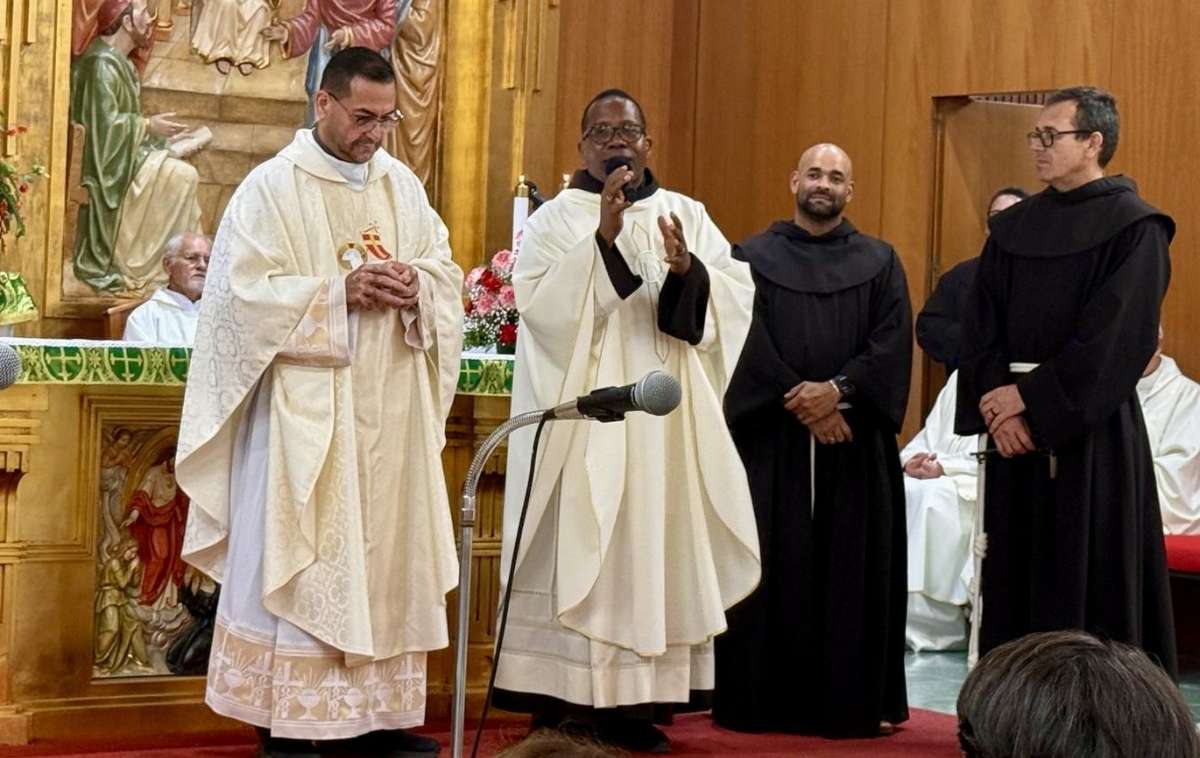 Pastor Br. Jit Manuel Castillo, OFM, introduced himself and Brothers Lisbany Pérez González, OFM, (second from right) and Eddie Caro Morales, OFM, (right) and expressed gratitude for outgoing pastor Fr. Moisés Ríos Ruiz’s ministry. (Photo courtesy of Br. Erick López, OFM)