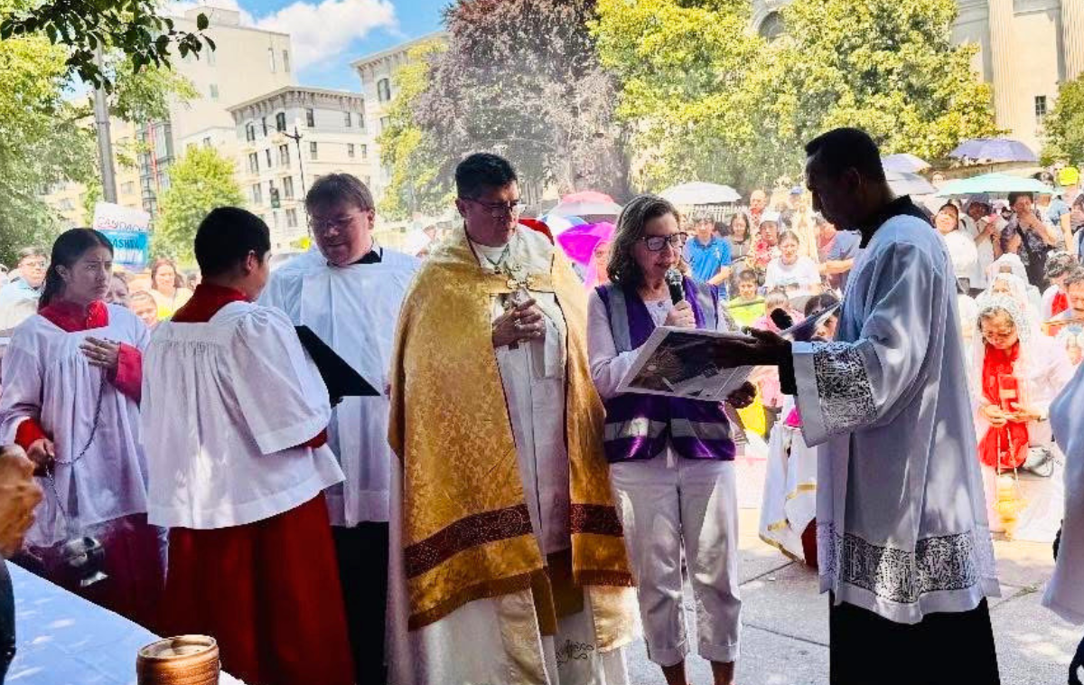 <div><p>St. Camillus Parish in Silver Spring, Maryland, created a special altar featuring photos, names and prayer intentions of those who are detained or too afraid to attend the Archdiocese of Washington&rsquo;s Corpus Christi procession. Photos courtesy of Sister Eilis McCulloh, Kathy Gallagher and Edwin Mendez.</p></div>